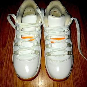 Tennis shoes